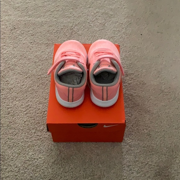 💥HOST PICK💥 Toddler Baby Nike Sneakers 5/6c - Picture 4 of 5